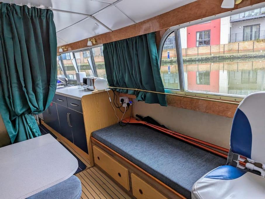 New Horizon - A Beautiful Boat Very Conveniently Located In Chelmsford City Exterior photo